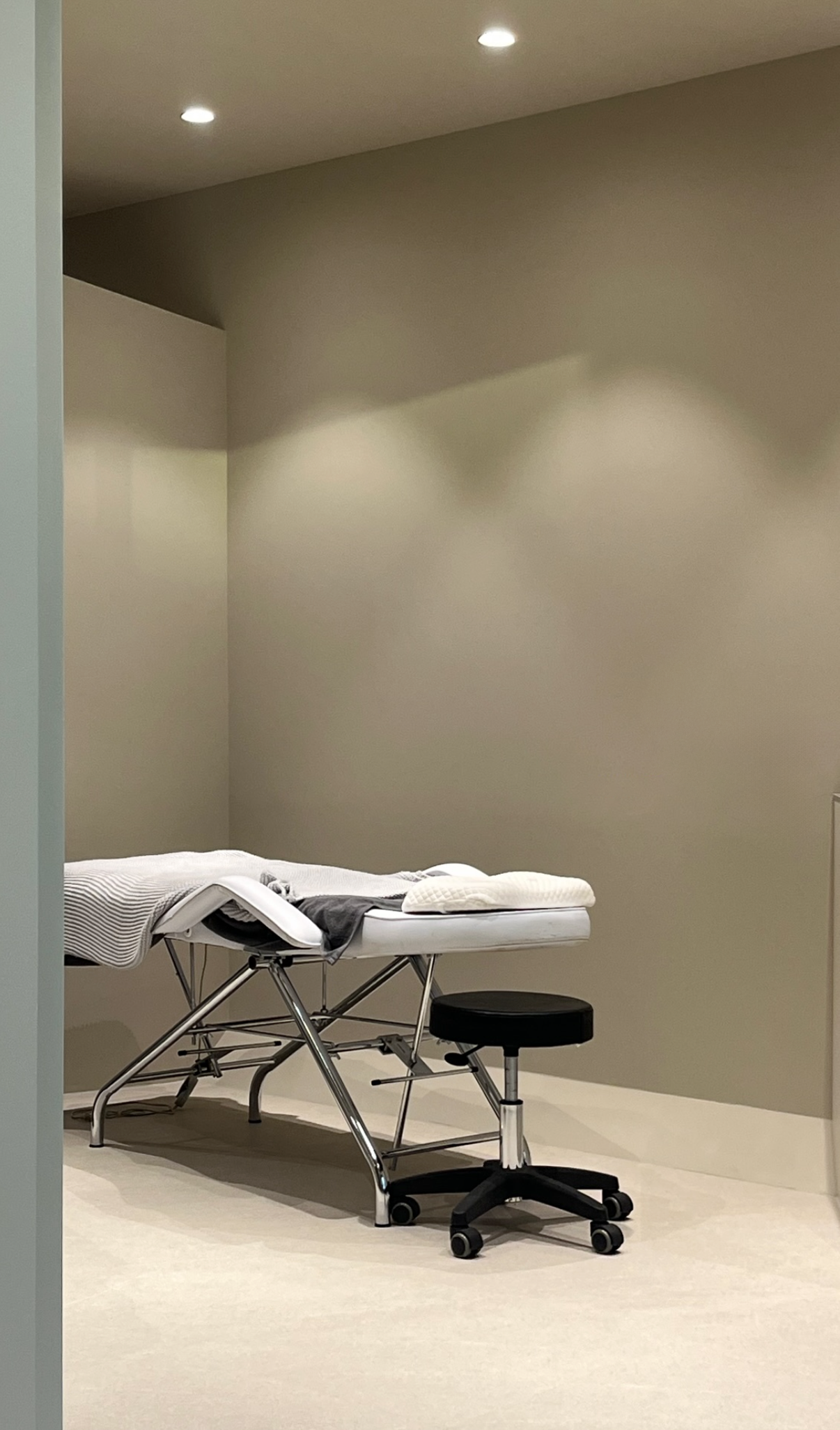 Détail du mobilier professionnel pour un studio de maquillage permanent