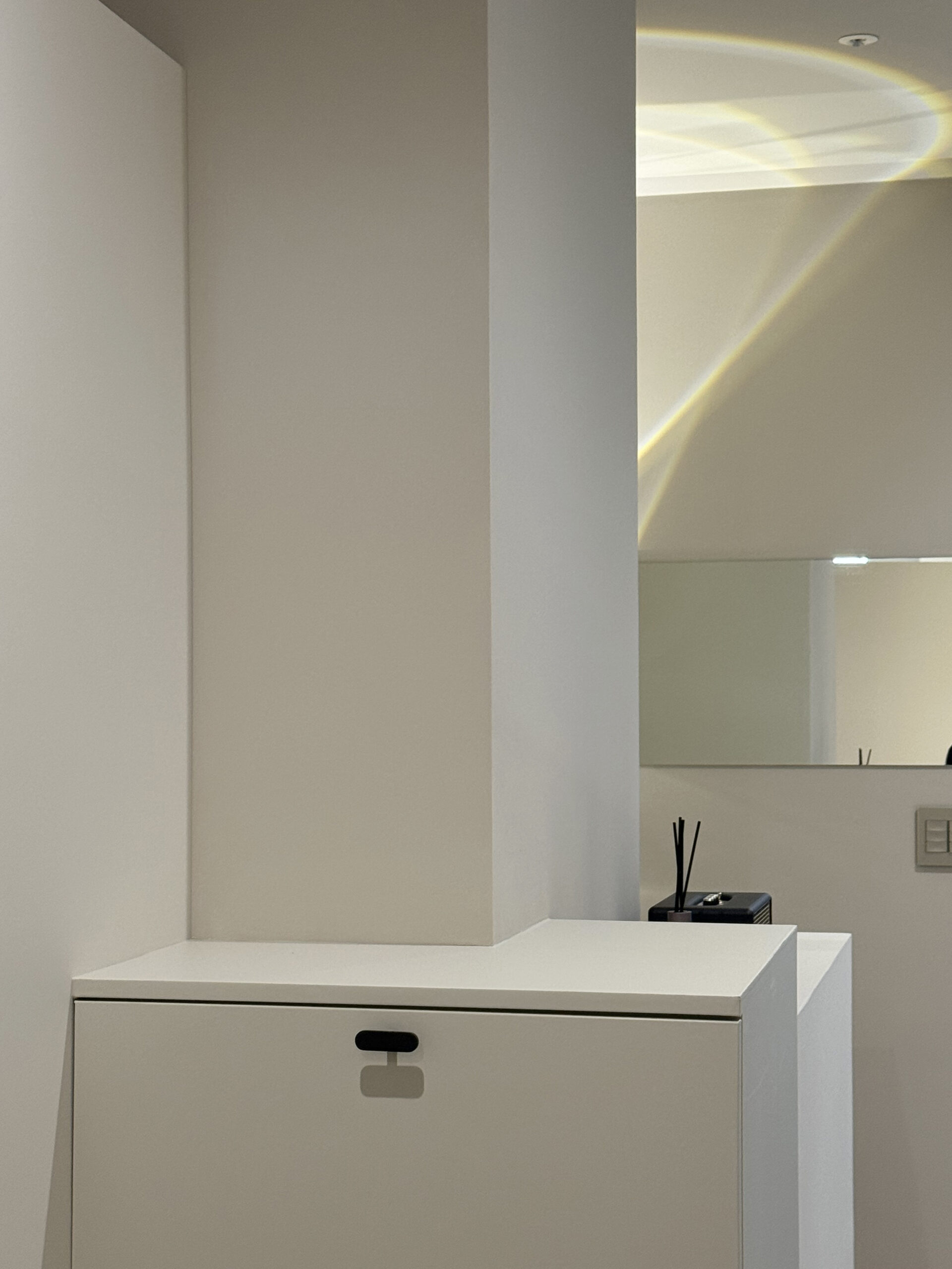 Espace réception conçu pour un studio de maquillage permanent