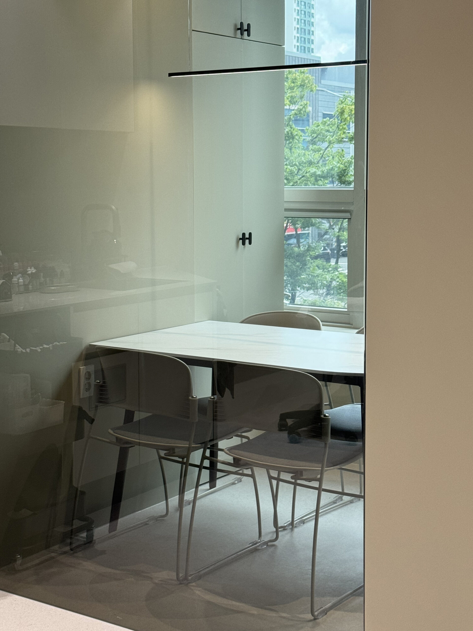 Espace lumineux et fonctionnel conçu pour la formation en maquillage permanent